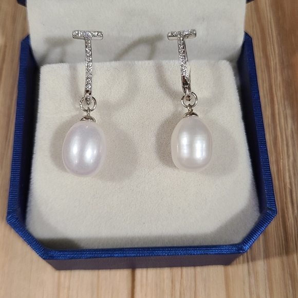 🤍🩶NEW🤍🩶BEAUTIFUL!! T Huggies with CZ'S and Freshwater Pearl Earrings - Picture 13 of 14